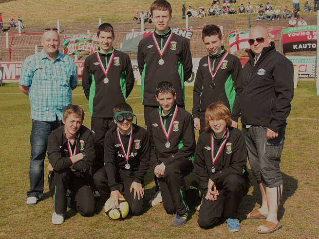 Glentoran Academy U15 players are pictured with Albert Hewitt, Charter NI (left) and James Scott, FASA (right) after participating in the ‘Beer Googles’ Penalty Kick Competition